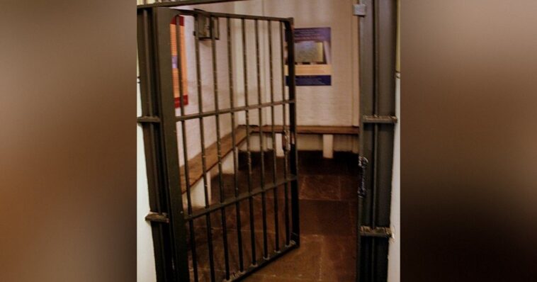 new:-in-the-uk,-50-police-chiefs-unite-to-pressure-pm-burnham-and-fight-early-release-of-criminals