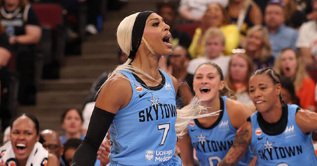 dijonai-carrington-receives-loud-applause-in-first-game-since-flagrant-foul-on-sophie-cunningham,-‘white-privilege’-post