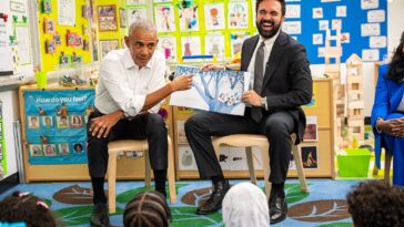 during-midterm-home-stretch,-barack-obama-will-launch-new-podcast…-about-books