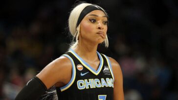 dijonai-carrington-hits-two-players-across-the-face,-receives-technical-foul-after-sophie-cunningham-drama