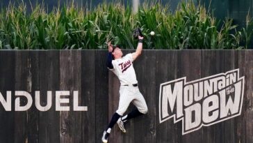 kyle-schwarber-launches-two-homers-into-the-corn-after-mlb’s-incredible-hof-tribute-at-field-of-dreams-game