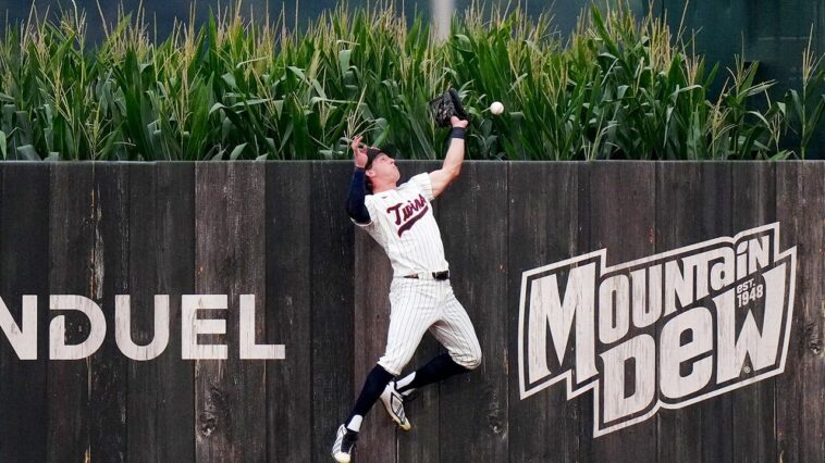 kyle-schwarber-launches-two-homers-into-the-corn-after-mlb’s-incredible-hof-tribute-at-field-of-dreams-game