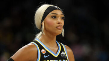 wnba-fan-returns-after-dijonai-carrington-ejects-him-for-‘unfounded’-complaint