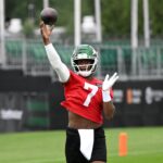 geno-smith-out-with-foot-soreness-in-jets-preseason-opener-surprise
