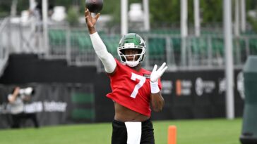 geno-smith-out-with-foot-soreness-in-jets-preseason-opener-surprise