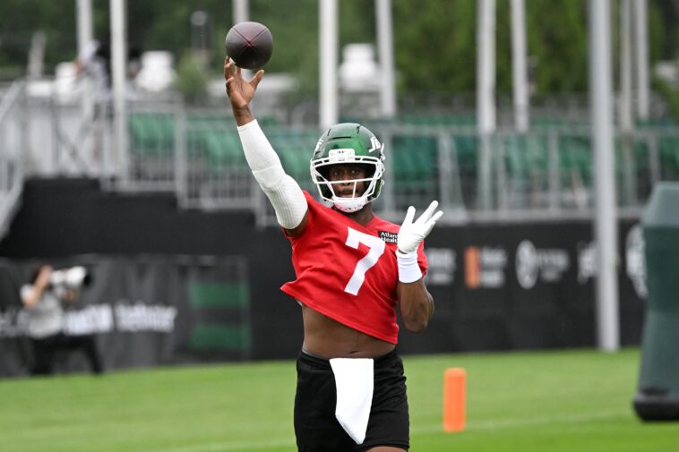 geno-smith-out-with-foot-soreness-in-jets-preseason-opener-surprise