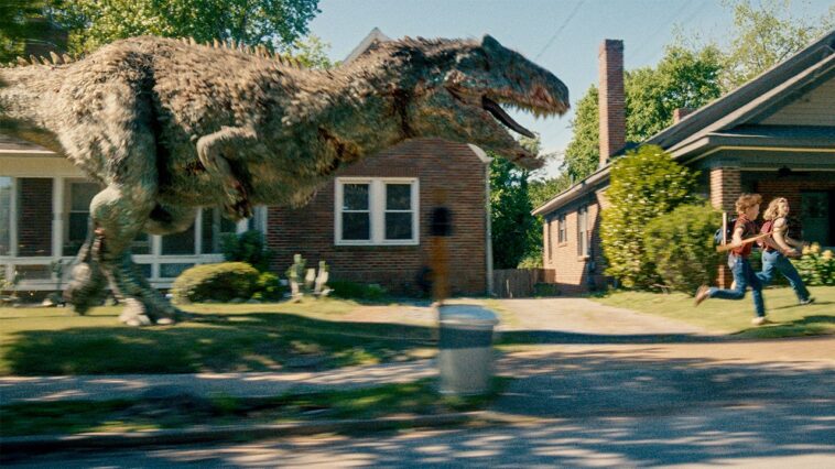 ‘the-end-of-oak-street’-review:-anne-hathaway,-ewan-mcgregor-fight-dinosaurs-in-surprisingly-fun-movie