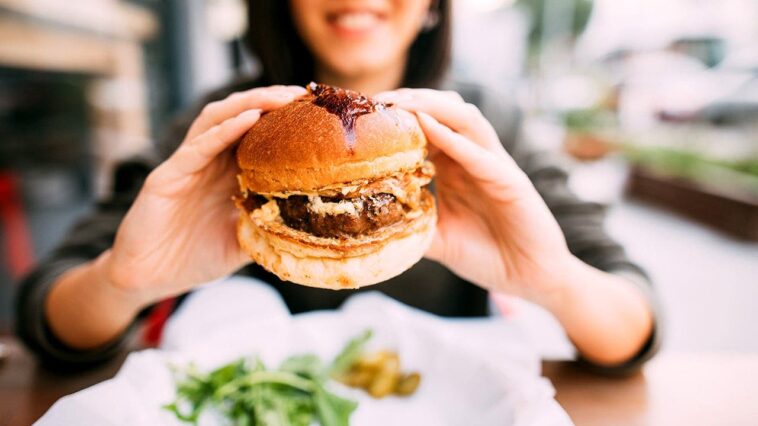 stop-making-a-common-burger-mistake,-chef-warns:-‘one-of-the-worst-things-you-can-do’