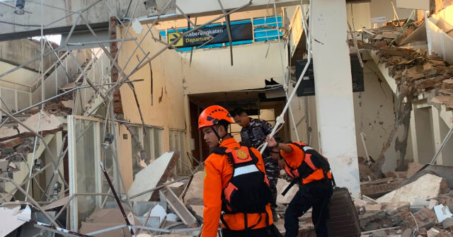 watch-—-quake-rocks-indonesia:-buildings-collapse,-38-reported-dead