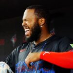 blue-jays-star-vladimir-guerrero-jr-gets-kneed-in-the-head-during-chaotic-play,-leaves-game