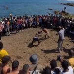 watch:-invaders-turn-ceuta-beach-into-a-slum-with-shacks-made-with-straw-and-cardboard,-hold-massive-‘fight-clubs’-by-the-water-(videos)