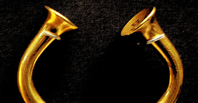 british-treasure-hunters-hit-pay-dirt,-find-gold-after-years-of-failure-with-metal-detectors