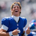 jaxson-dart-gets-last-laugh-against-blitzing-vikings-coach-brian-flores-and-the-ominous-blue-medical-tent