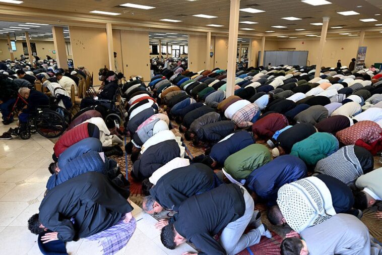 parents-sue-after-public-school-sends-girls-to-mosque-in-hijabs,-hands-out-qurans