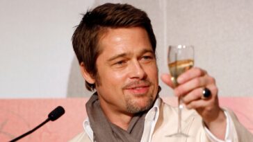 brad-pitt-says-he-can-drink-in-‘restrained-manner’-after-7-sober-years,-but-expert-raises-red-flag