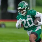 breece-hall-hobbles-off-field-in-worrying-jets-training-camp-injury