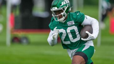 breece-hall-hobbles-off-field-in-worrying-jets-training-camp-injury