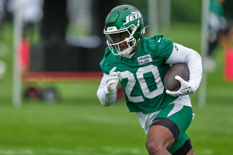 breece-hall-hobbles-off-field-in-worrying-jets-training-camp-injury