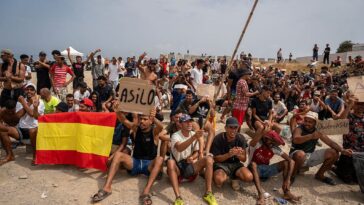 hundreds-of-illegal-migrants-demand-asylum-after-storming-spanish-beach