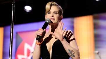 kelly-osbourne-wows-in-leopard-print-swimsuit-as-she-steps-‘away-from-the-madness’