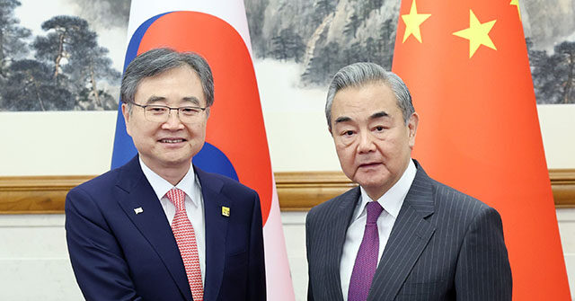 chinese-foreign-minister-heads-to-south-korea-after-trump-scales-back-military-exercise