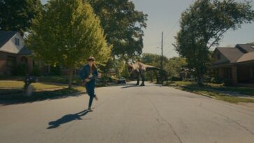 ‘the-end-of-oak-street’-is-the-best-dinosaur-movie-in-decades