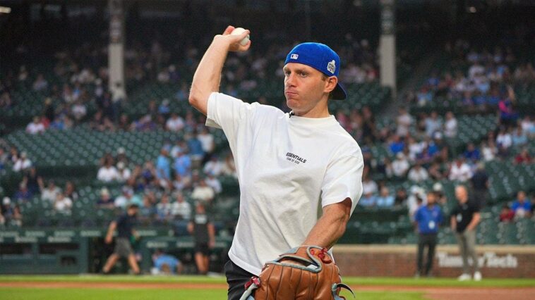 blackhawks-great-patrick-kane-gets-incredible-standing-ovation-from-cubs-and-white-sox-fans-at-wrigley-field