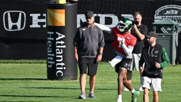 geno-smith-provides-one-iffy-highlight-in-shaky-jets-practice