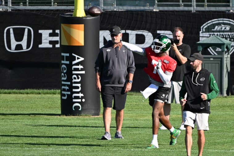 geno-smith-provides-one-iffy-highlight-in-shaky-jets-practice
