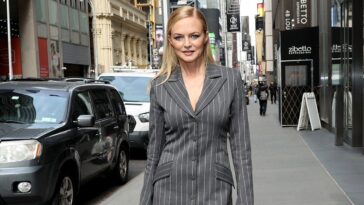 heather-graham-flaunts-fit-physique-in-bikinis-on-romantic-italian-escape