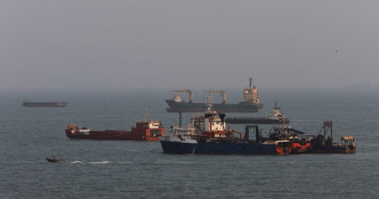 us.-conducting-successful-‘stealth-operation’-in-the-strait-of-hormuz:-report