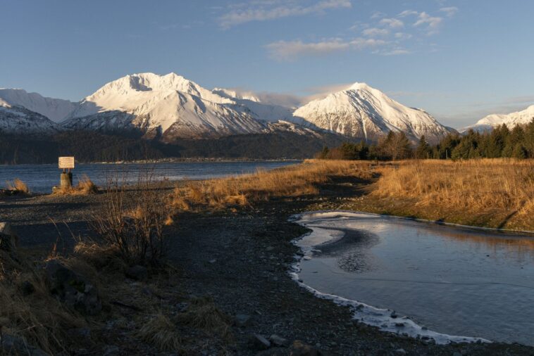 charter-plane-crashes-near-remote-radar-site-in-western-alaska,-killing-all-8-aboard