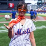 at&t-star-milana-vayntrub-shows-off-her-arm-during-first-pitch-at-mets-game,-wnba-flying-object-&-llws-grass