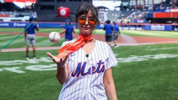 at&t-star-milana-vayntrub-shows-off-her-arm-during-first-pitch-at-mets-game,-wnba-flying-object-&-llws-grass
