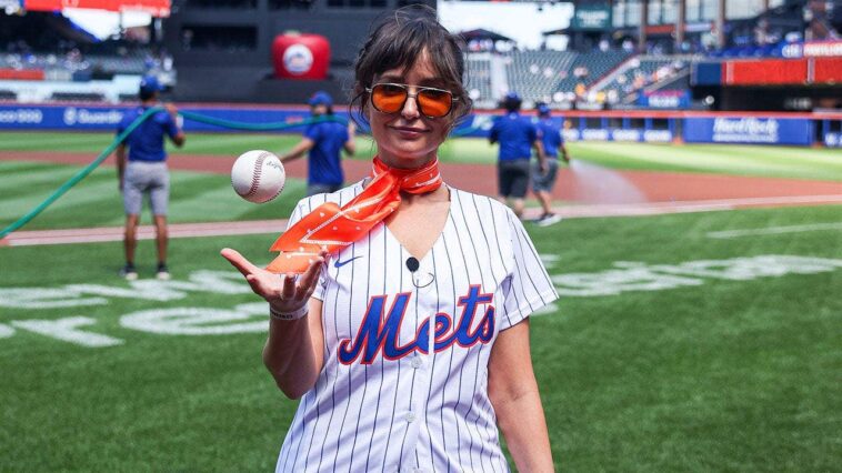 at&t-star-milana-vayntrub-shows-off-her-arm-during-first-pitch-at-mets-game,-wnba-flying-object-&-llws-grass