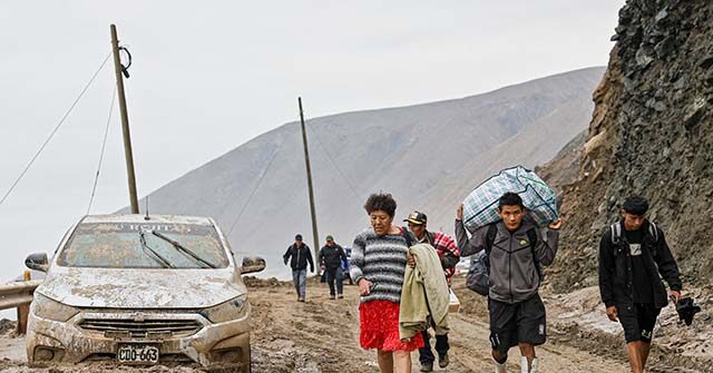 watch:-newscaster-braves-through-broadcast-during-peru-earthquake