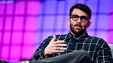 watch:-hasan-piker-mocks-charlie-kirk-by-singing-tribute-song-made-after-his-assassination-as-audience-cheers