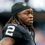 raiders-star-ashton-jeanty-suffers-apparent-leg-injury-during-training-camp-practice,-helped-off-field