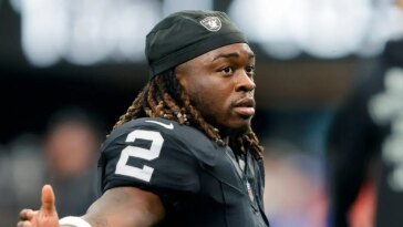 raiders-star-ashton-jeanty-suffers-apparent-leg-injury-during-training-camp-practice,-helped-off-field