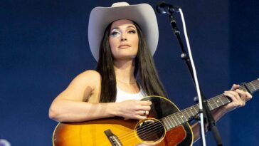 kacey-musgraves-divides-fans-with-immigrant-children’s-plea,-faces-boycott-calls-to-‘shut-up-and-sing’