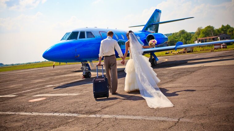 pilot-marries-vegas-bound-couple-mid-flight-as-178-passengers-become-wedding-guests