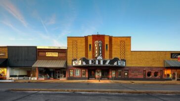 how-the-smartphone-crowded-out-the-cineplex