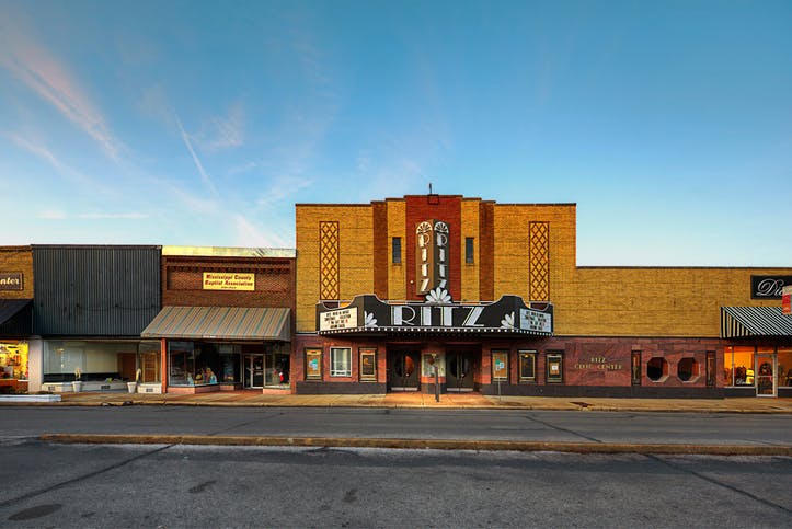 how-the-smartphone-crowded-out-the-cineplex