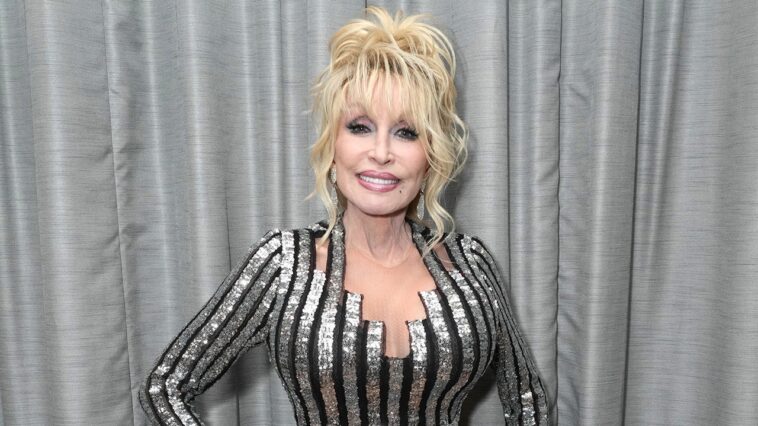 trump-mourns-dolly-parton,-orders-us-flags-lowered-nationwide-after-country-music-icon-dies