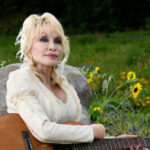 trump-directs-us.-flag-be-lowered-in-honor-of-dolly-parton:-‘has-never-been-anyone-like-her’