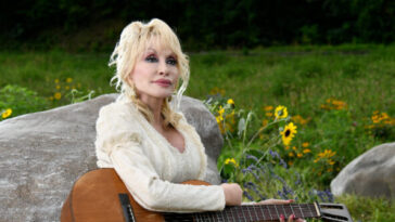 trump-directs-us.-flag-be-lowered-in-honor-of-dolly-parton:-‘has-never-been-anyone-like-her’