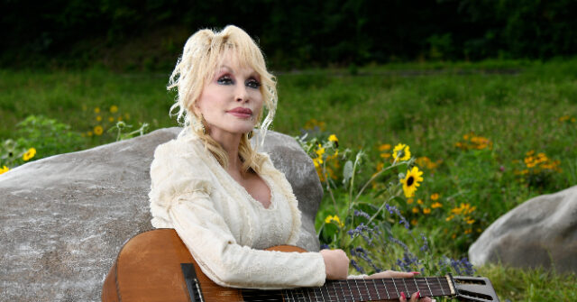 trump-directs-us.-flag-be-lowered-in-honor-of-dolly-parton:-‘has-never-been-anyone-like-her’