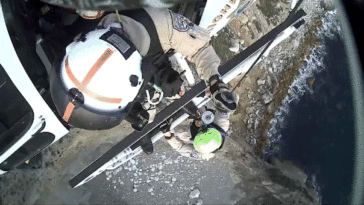 helicopter-rescue-crew-caught-on-camera-saving-2-climbers-trapped-along-popular-california-beach-cliff