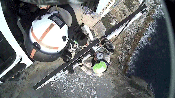 helicopter-rescue-crew-caught-on-camera-saving-2-climbers-trapped-along-popular-california-beach-cliff