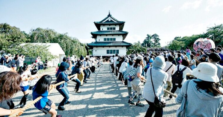 crazy-videos-show-1800-people-pulling-a-japanese-castle-back-in-its-place